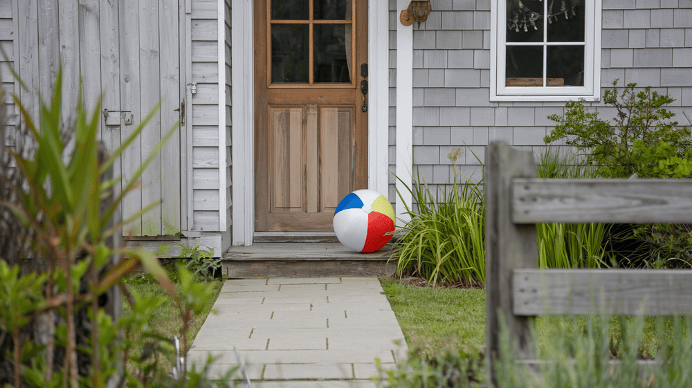 porte d'entrée d'une maison avec un ballon de plage